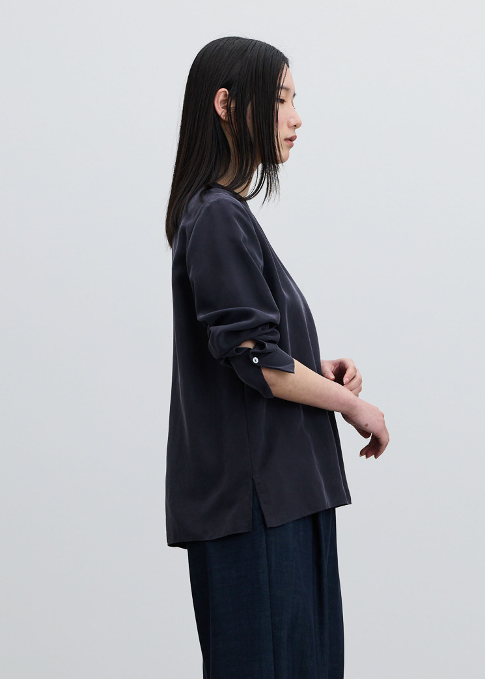 シルククルーネックブラウス - SOÉJU online store｜上質な大人の女性